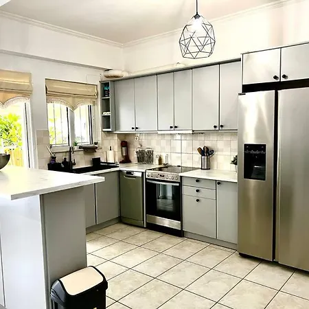 Modern With Garage Near The Square And Apartment Aigio