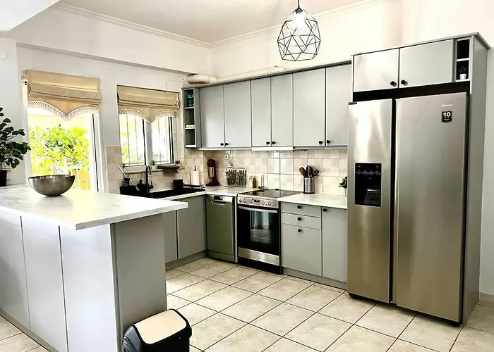 Modern With Garage Near The Square And Apartment Aigio